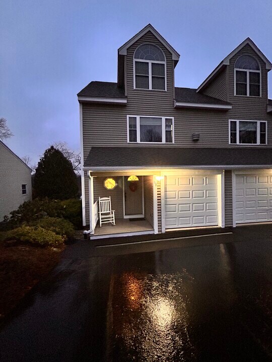 8B Gates Rd in Worcester, MA - Building Photo
