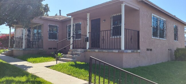 9520 S Manhattan Pl in Los Angeles, CA - Building Photo - Building Photo