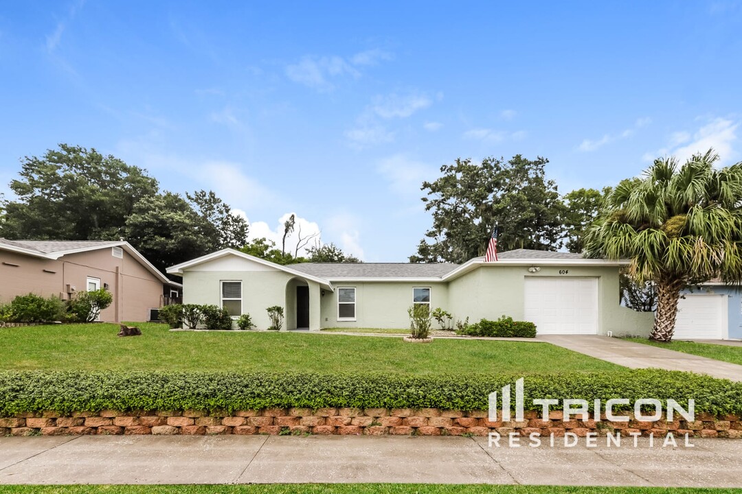 604 Barkfield Loop in Brandon, FL - Building Photo