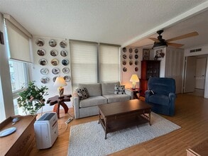 7400 Sun Island Dr S in South Pasadena, FL - Foto de edificio - Building Photo