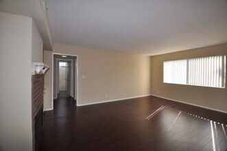 5617 Woodman Ave in Los Angeles, CA - Foto de edificio - Building Photo