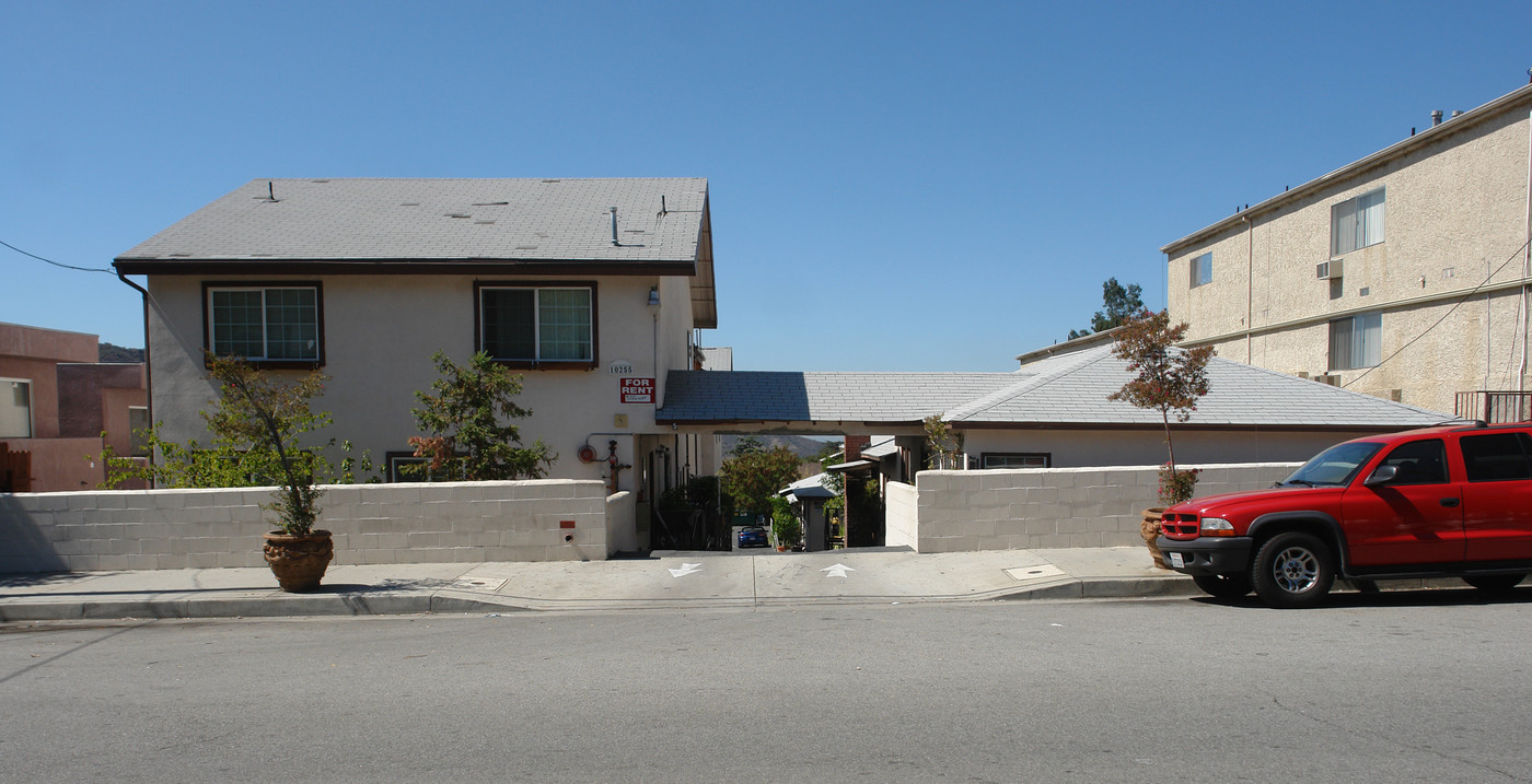 10255 Tujunga Canyon Blvd in Tujunga, CA - Foto de edificio