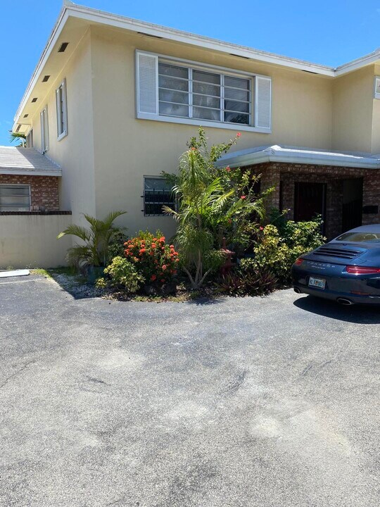 1952 NE 33rd St in Lighthouse Point, FL - Foto de edificio