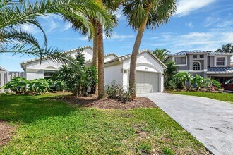 215 NW 40th Ave in Delray Beach, FL - Foto de edificio - Building Photo