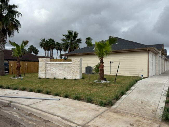 1810 Atrium Pl Dr in Harlingen, TX - Foto de edificio - Building Photo