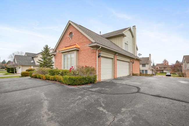 6569 Whispering Woods Dr in West Bloomfield Township, MI - Building Photo - Building Photo