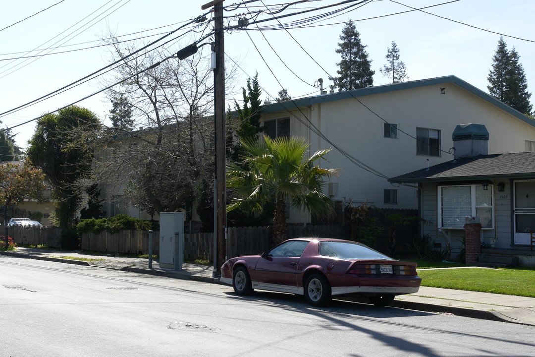 1526 Hess Rd in Redwood City, CA - Foto de edificio