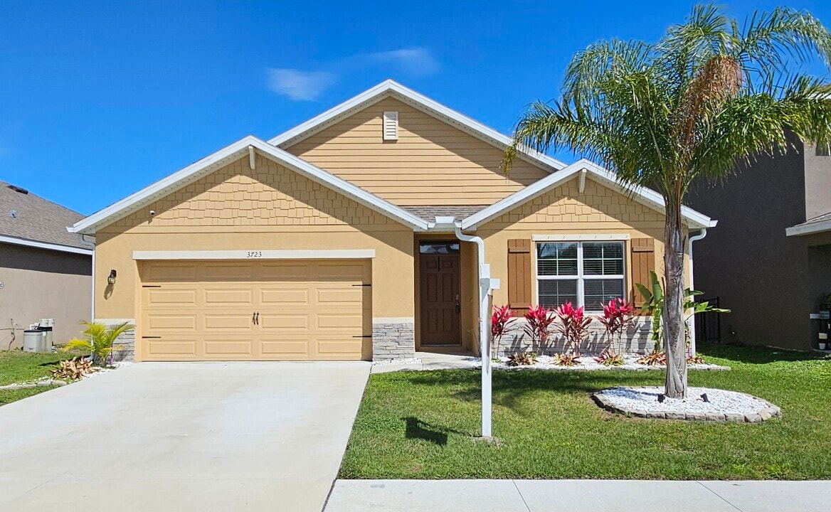 3723 Sandhill Crane Cir in Mims, FL - Building Photo