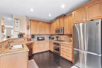 Room in Townhome on Chase Ln in Irving, TX - Foto de edificio - Building Photo