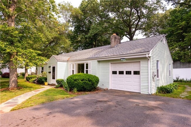 135 S Pierce Rd in East Greenwich, RI - Foto de edificio - Building Photo