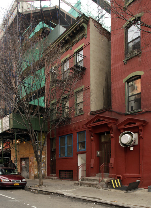 166 Thompson St in New York, NY - Building Photo