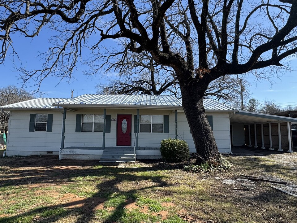 409 Mustang Trail in Granbury, TX - Building Photo