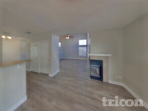 5646 Roundrock Dr in Las Vegas, NV - Foto de edificio - Building Photo