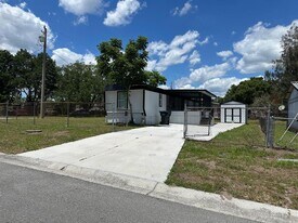 3061 Crystal Hills Dr in Lakeland, FL - Building Photo