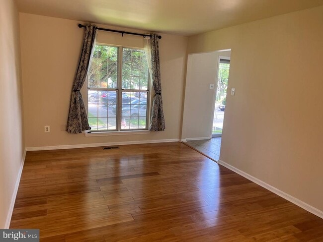 13 Dinsdale Ct in Silver Spring, MD - Building Photo - Building Photo