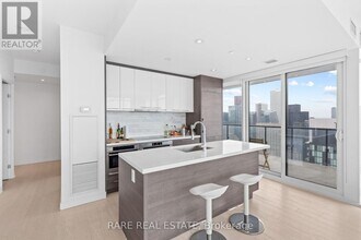 488 University Ave in Toronto, ON - Building Photo - Building Photo