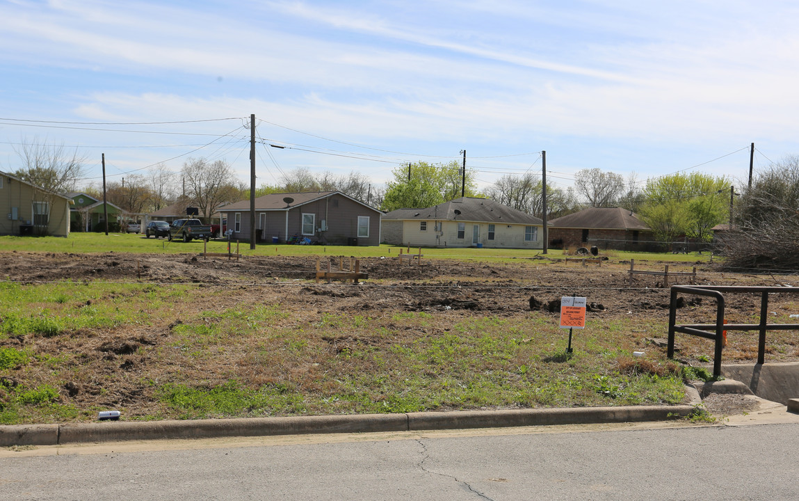 1304 Hausman in Lockhart, TX - Foto de edificio