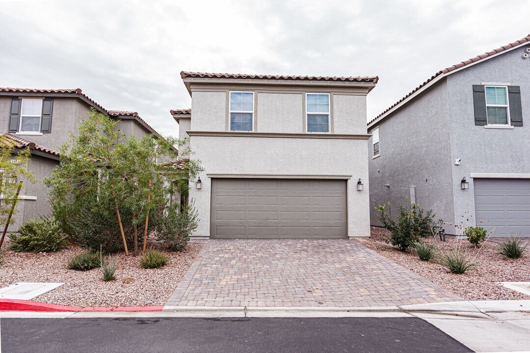 8661 Senna Ave in Las Vegas, NV - Building Photo