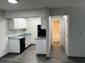 2310 Hickman Rd-Unit -8 in Des Moines, IA - Foto de edificio - Building Photo