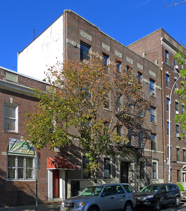 Parkside Court in Briarwood, NY - Foto de edificio