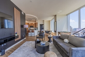 44 W Monroe St in Phoenix, AZ - Foto de edificio - Building Photo