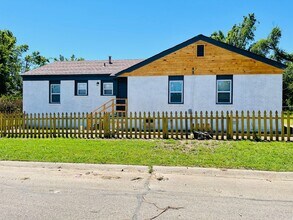 555 E Harmon Dr in Midwest City, OK - Building Photo - Building Photo