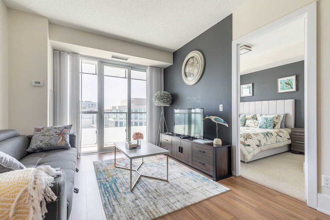 221 Windsor St in Toronto, ON - Building Photo