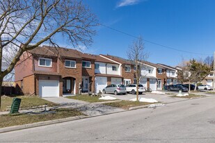 24 Carolbreen Sq in Toronto, ON - Building Photo