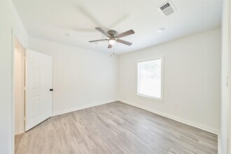 406 McPhail St in Tomball, TX - Building Photo - Building Photo