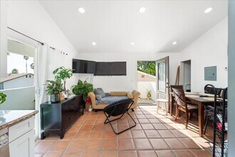 330 Plaza De Benito Juarez in Vista, CA - Building Photo - Building Photo