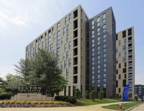 Signature Reston Town Center Apartments in Reston, VA - Foto de edificio - Building Photo
