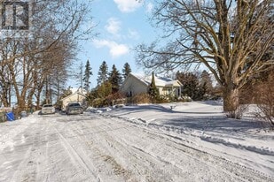 2440 King Rd in King City, ON - Building Photo