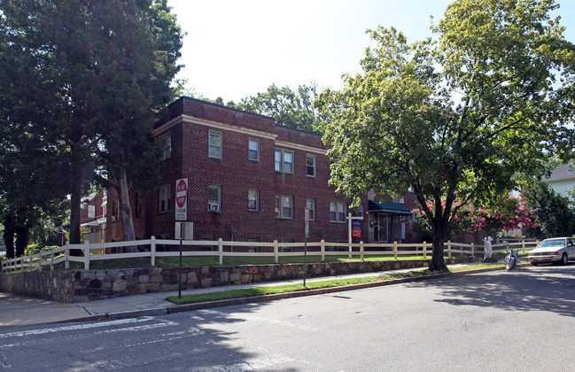 1400 29th St SE in Washington, DC - Foto de edificio - Building Photo