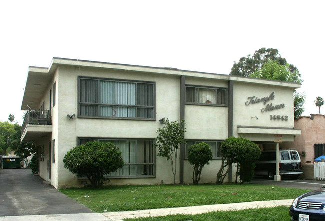 Triangle Manor in Van Nuys, CA - Building Photo - Building Photo