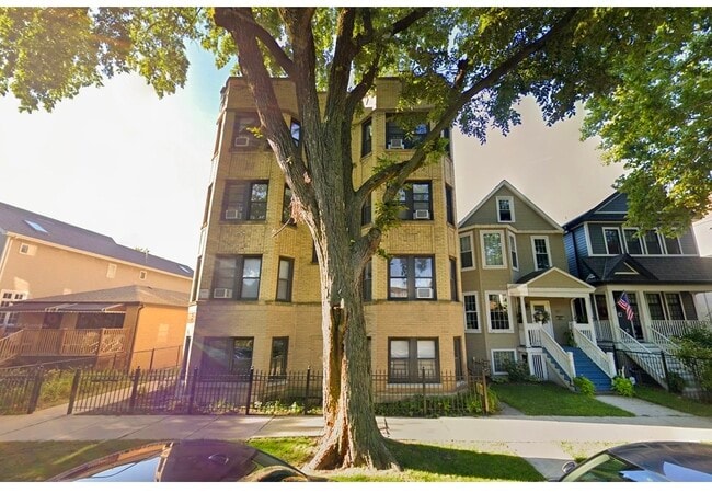 1911 W Larchmont Ave in Chicago, IL - Foto de edificio - Building Photo