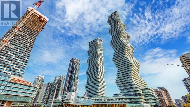 3900 Confederation Pkwy in Mississauga, ON - Building Photo - Building Photo