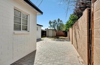 2715 E Oak St, Unit 1 in Phoenix, AZ - Foto de edificio - Building Photo