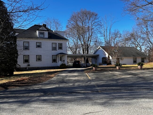 597 S Main St, Unit 2nd Floor in Haverhill, MA - Foto de edificio - Building Photo