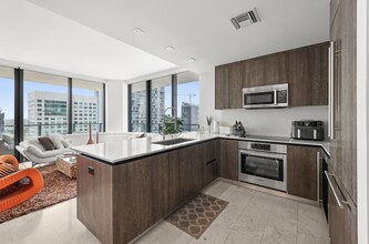 88 SW 7th St in Miami, FL - Foto de edificio - Building Photo