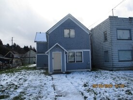 1210 Wheeler Ave in Hoquiam, WA - Building Photo