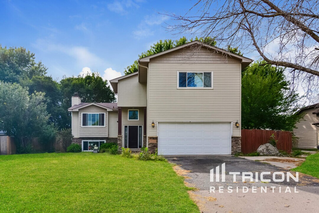 9864 Wake St NE in Circle Pines, MN - Foto de edificio