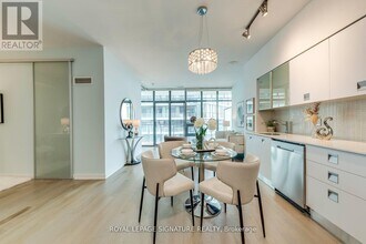 33 Charles St E in Toronto, ON - Building Photo - Building Photo