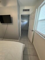 7615 SW 18th St, Unit Económico 2 cuartos 1 ban in Miami, FL - Building Photo