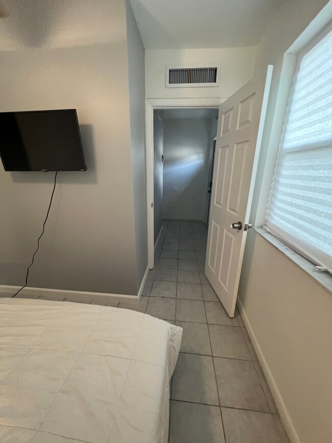 7615 SW 18th St, Unit Económico 2 cuartos 1 ban