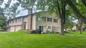 9486 Kingsview Ln N in Maple Grove, MN - Building Photo