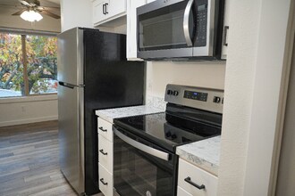 1234 NE 27th St in McMinnville, OR - Building Photo - Building Photo