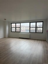 61-20 Grand Central Pkwy in Queens, NY - Foto de edificio - Building Photo