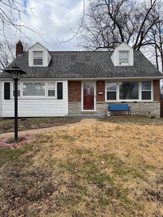 1227 Bluestone Terrace in St. Louis, MO - Building Photo