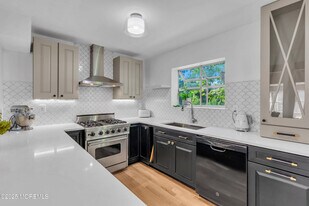 65 E River Rd in Rumson, NJ - Building Photo