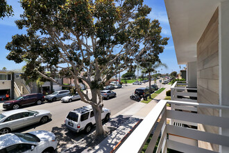 1011 Ocean Ave in Seal Beach, CA - Building Photo - Building Photo